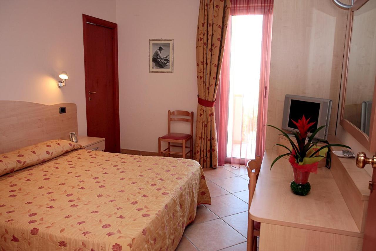 Hotel La Tartaruga Розето-дельи-Абруцци Экстерьер фото