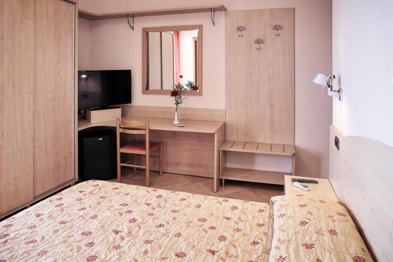 Hotel La Tartaruga Розето-дельи-Абруцци Экстерьер фото