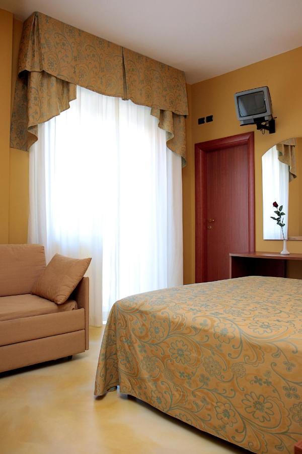 Hotel La Tartaruga Розето-дельи-Абруцци Экстерьер фото
